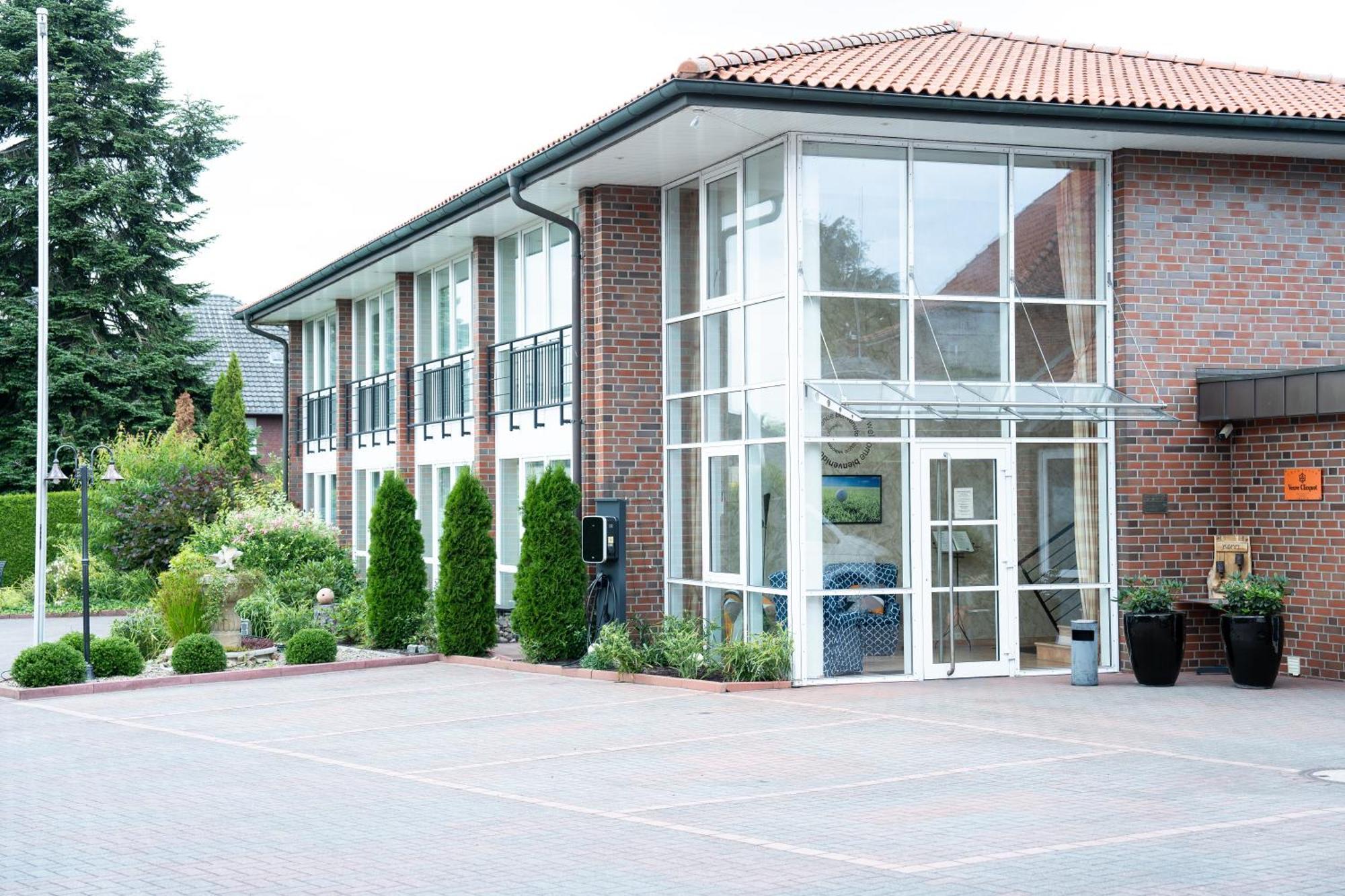 Hotel Zur Post - Economy Rooms Garrel Bagian luar foto